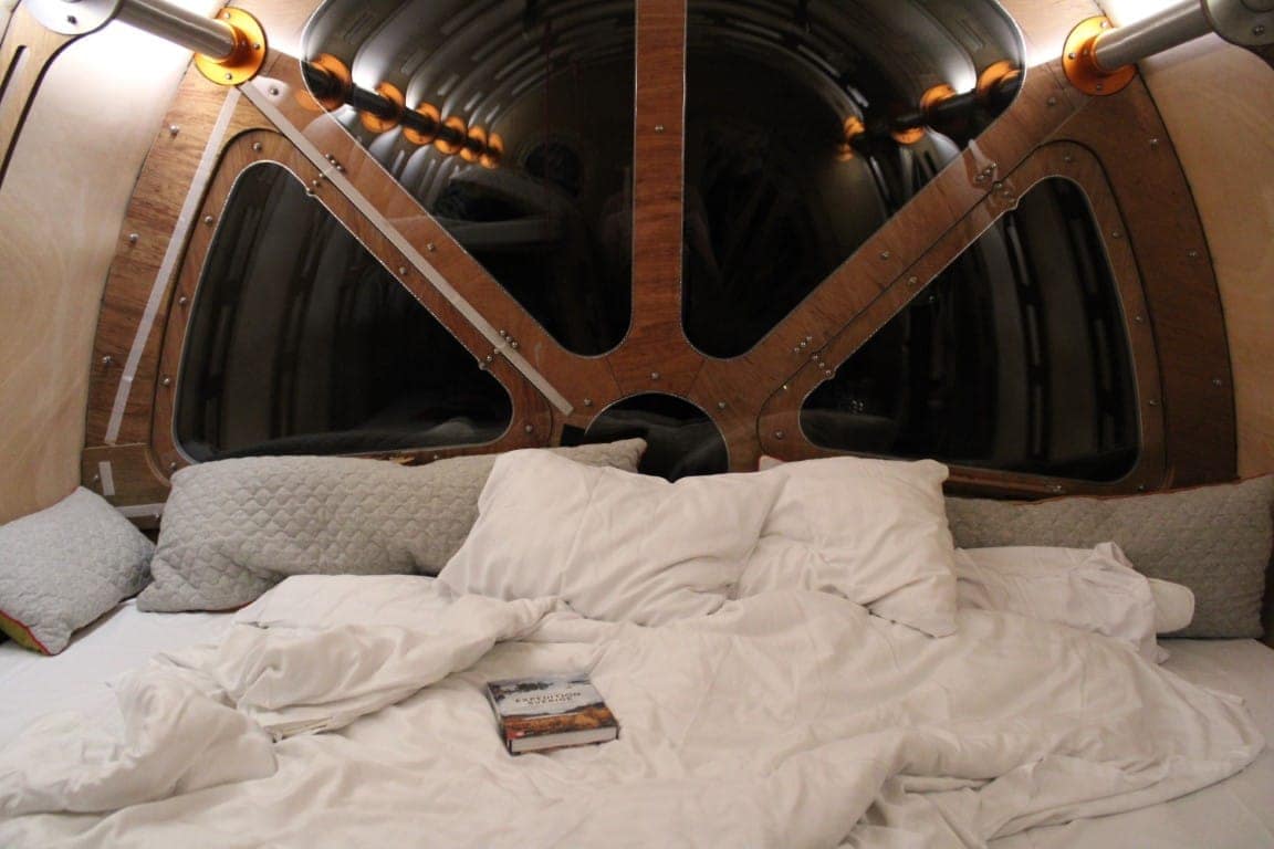 Romantisk övernattning i designkojan Oddis Öga under stjärnorna