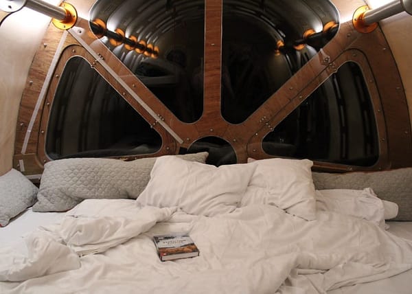 Romantisk övernattning i designkojan Oddis Öga under stjärnorna