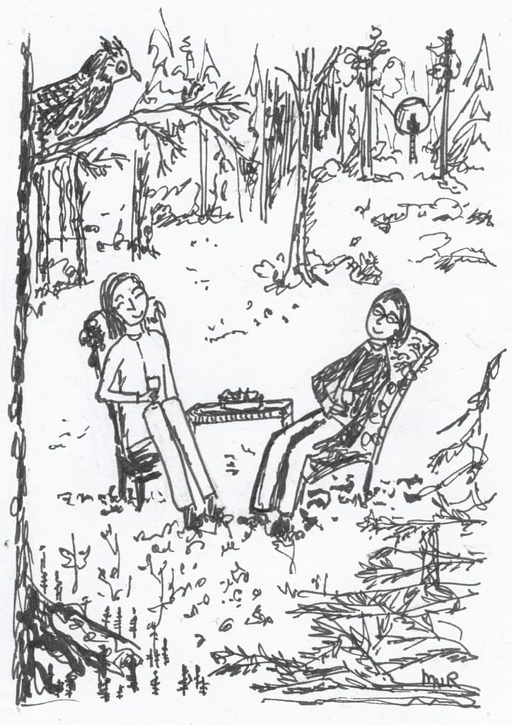 Svartvit teckning av två personer som lutar sig tillbaka och kopplar av i solstolar mitt i en fridfull skog på Näsets Marcusgård. En fågel sitter på en gren ovanför dem och i bakgrunden syns skogens träd.