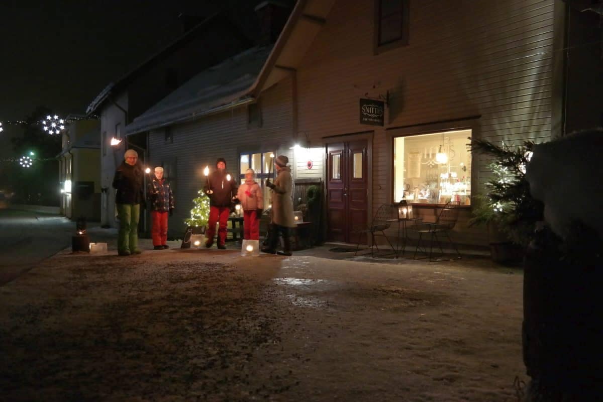 Fakkelwandeling door het bos naar de kleine bakkerij