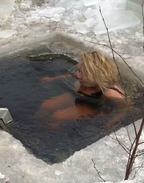 Tillval: Vinterbad med isvak och bastu